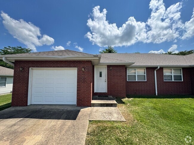 Building Photo - 2 Bedroom, 2 Bathroom Duplex Rental