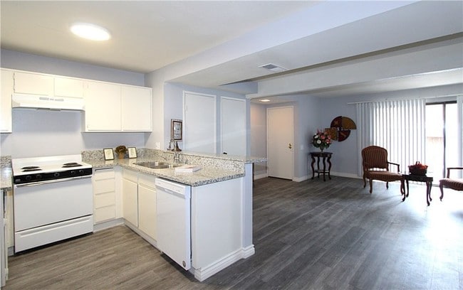Building Photo - 2266 Denair Ave Unit 211