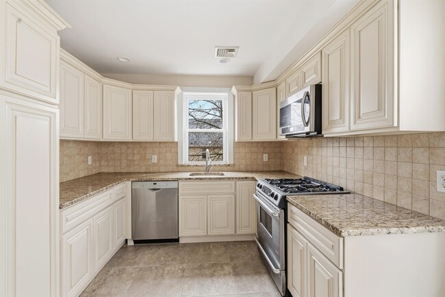 Photo - 168 Woodside Ave Unit 2