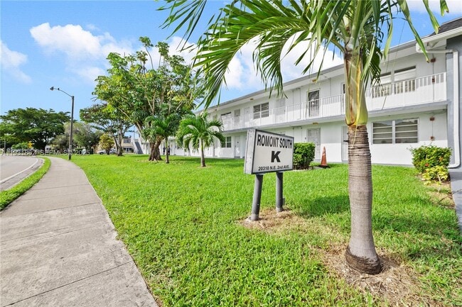 Building Photo - 20310 NE 2nd Ave Unit 24