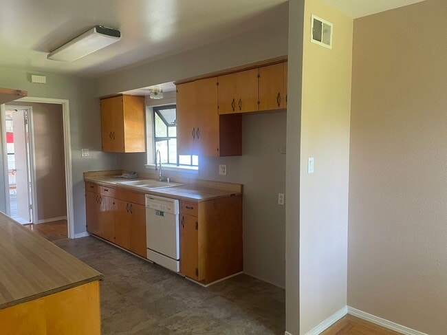 Photo - 561 Cottonwood St