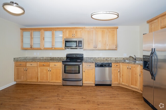 2BR, 1BA - 900SF