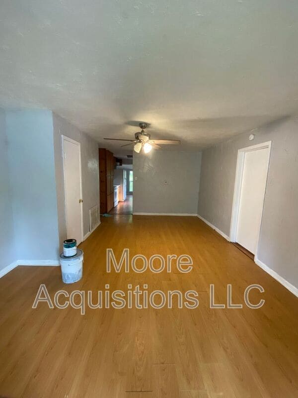 Photo - 810 W Day St