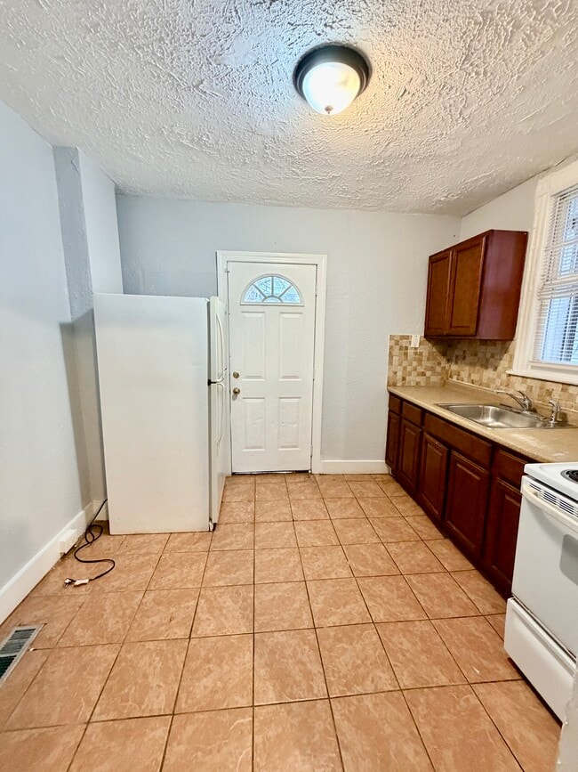 Photo - 5627 Malcolm St