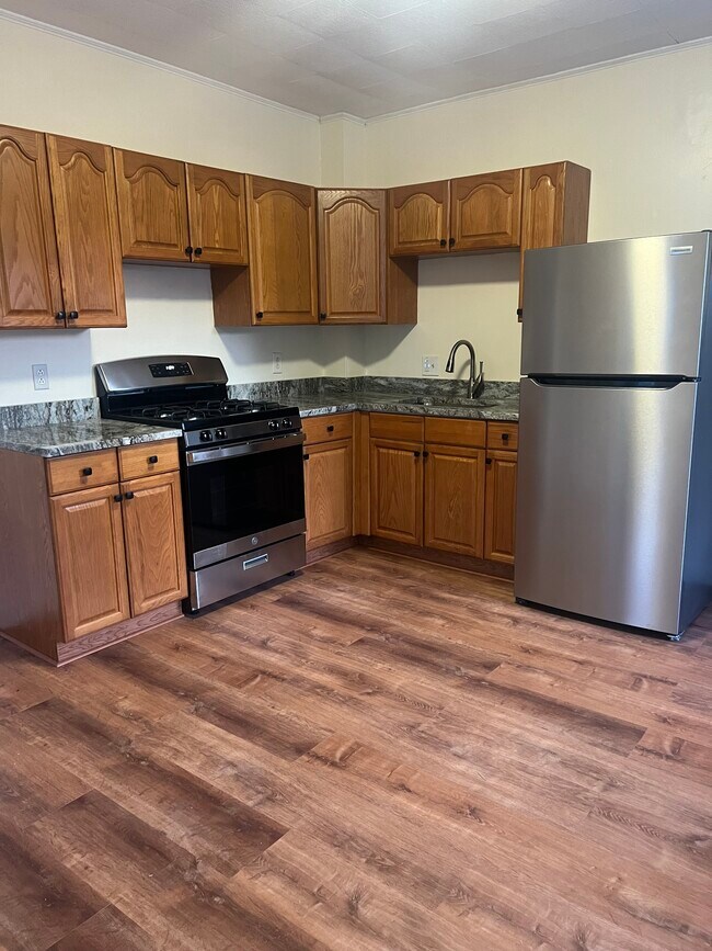 Building Photo - 216 Elm St Unit 2