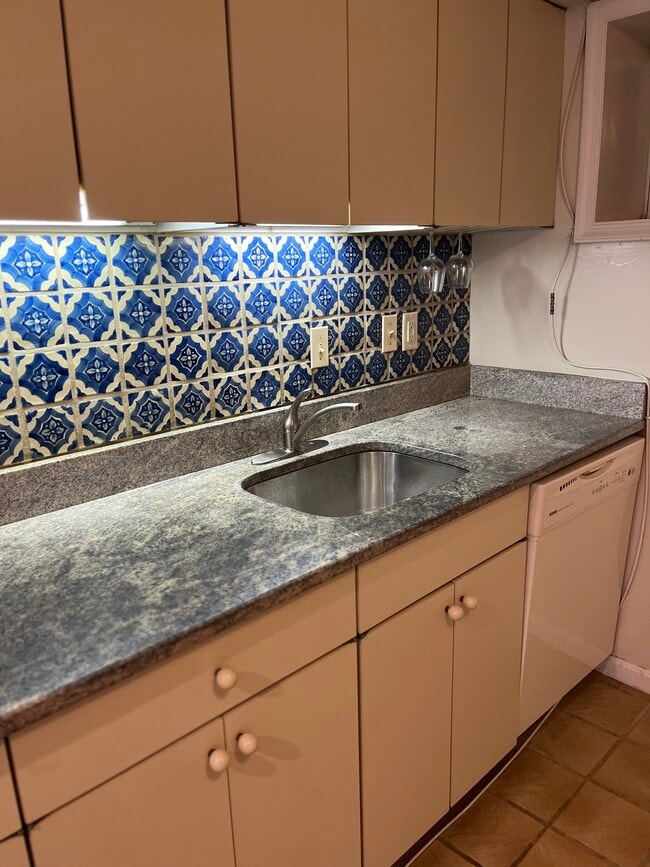 Photo - 504 E St NE Unidad 504 one-half E ST NE apt.