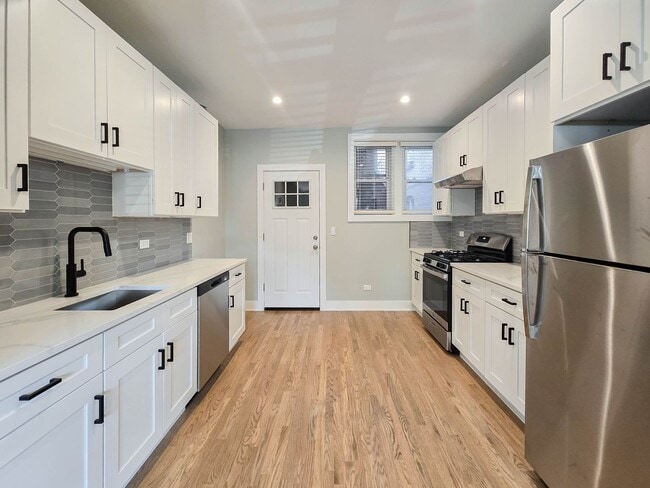 Building Photo - 4912 N Hermitage Ave Unit 2