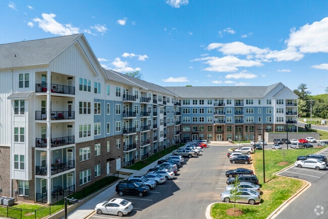 Building Photo - The Volaire