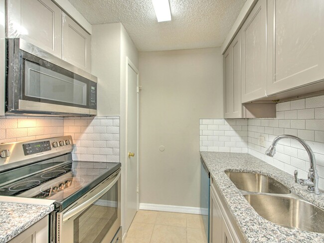 Photo - 608 Golden Raintree Pl