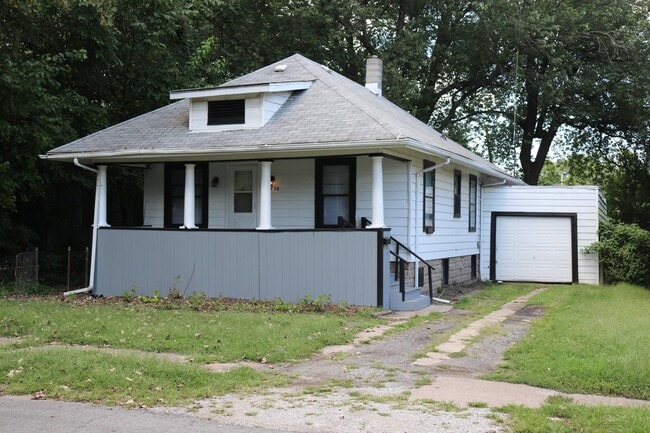 Building Photo - LARGE HOME IN MILLER!