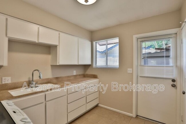 Building Photo - 2323 S College Ave Unit Apt. 2