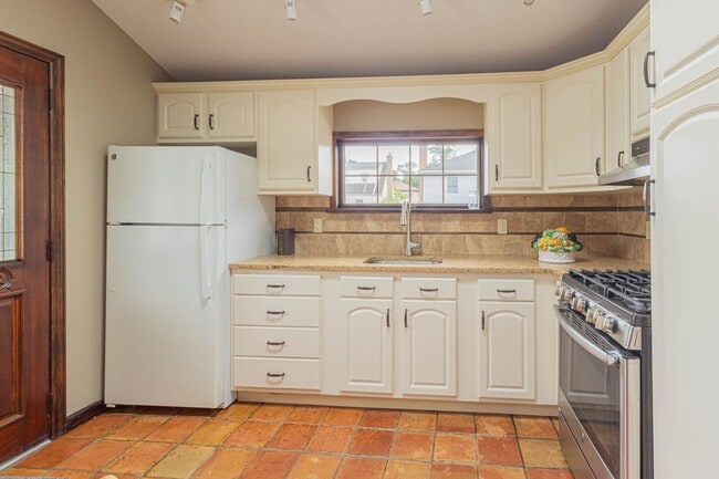 Photo - Fully Renovated 2-Bedroom Apartment – Locust Valley, NY