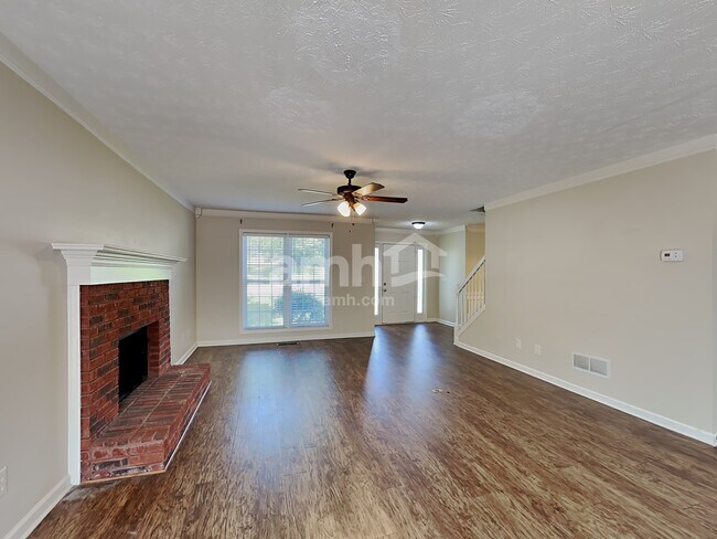 Photo - 725 Simon Ive Dr