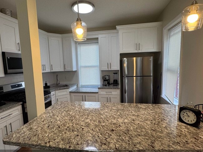 Building Photo - 523 Grand Ave Unit 1R