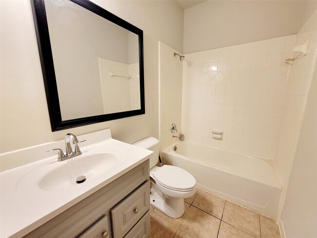 Photo - 812 Featherbrook Ct