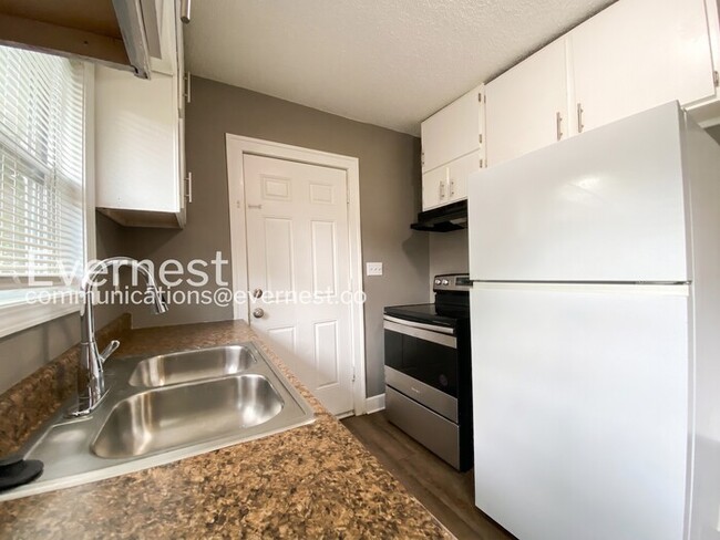 Photo - Cozy 2beds - 1bath Home with Off-Street Parking / Available Now!