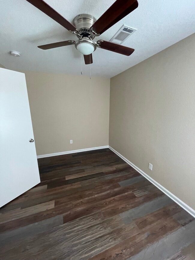 Photo - 410 Parkhill Cove