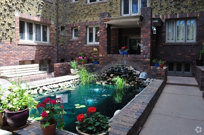 Building Photo - Beautiful studio Apartment in the heart of... Unit 28