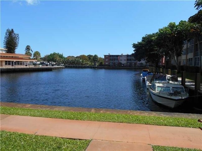 Photo - 2731 Taft St Unit 406