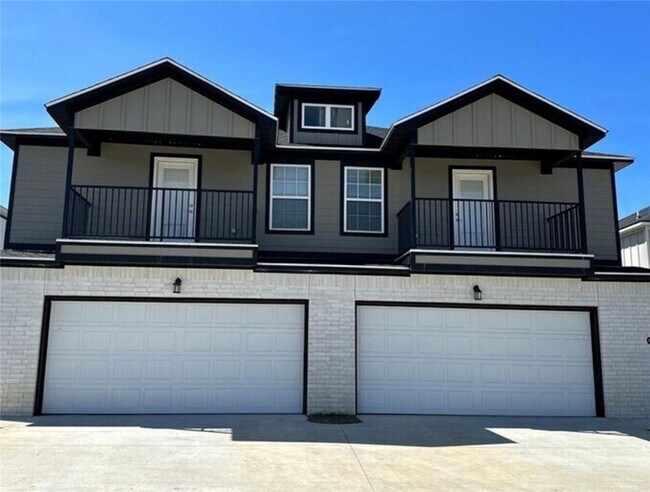Building Photo - 1023 S Benchmark Ln