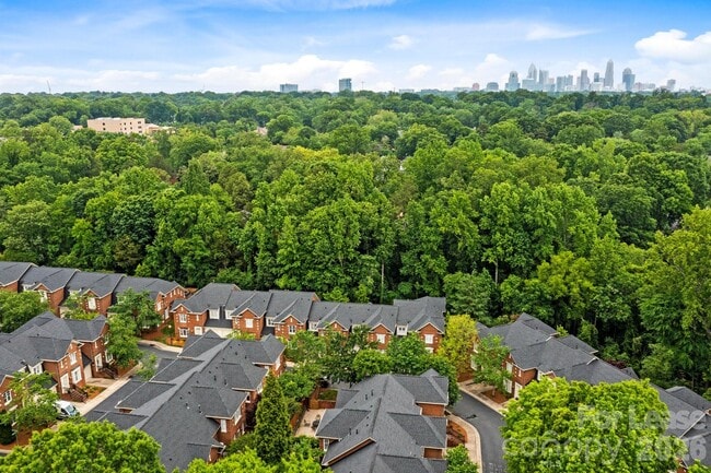 Photo - 1192 Hampton Gardens Ln