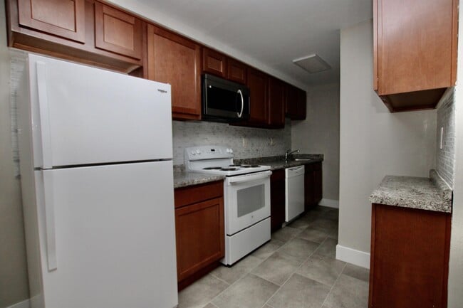 Photo - OAK MANOR -- 052