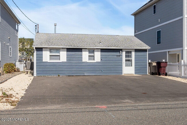 Building Photo - 209 Pine Dr