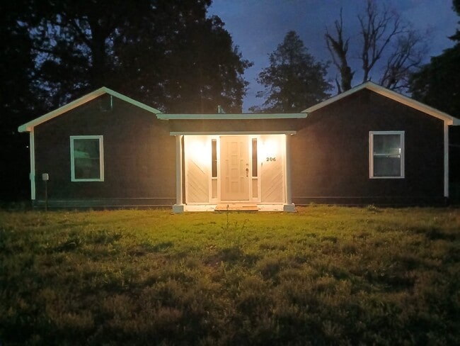 Photo - 206 Chance St