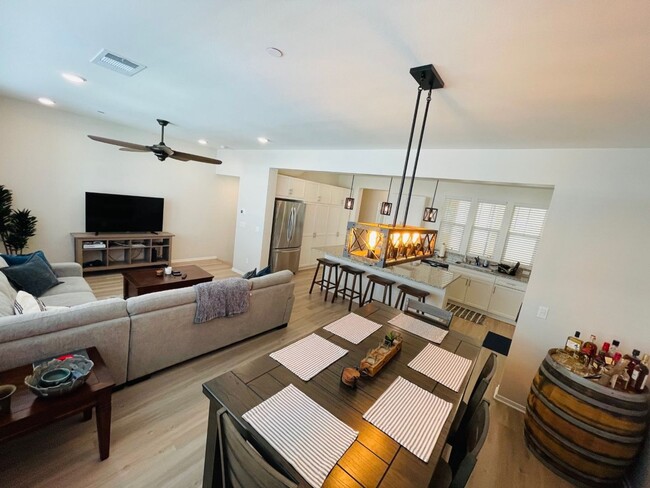 Building Photo - Beautiful Townhome!
