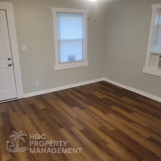 Photo - 805 Moore St