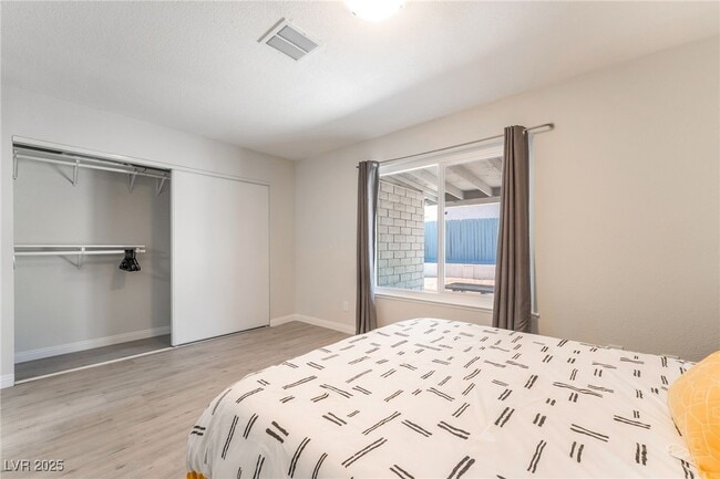 Photo - 3209 Kings Way