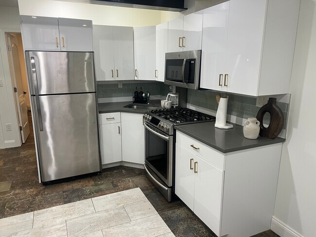 Building Photo - 1631 Undercliff Ave Unit B