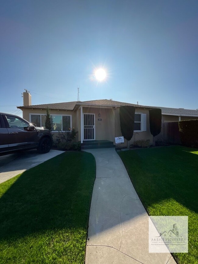 Building Photo - 3074 E Terrace Ave Unit Terrace Front House