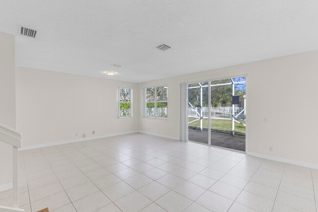 Photo - 872 Tanglewood Cir