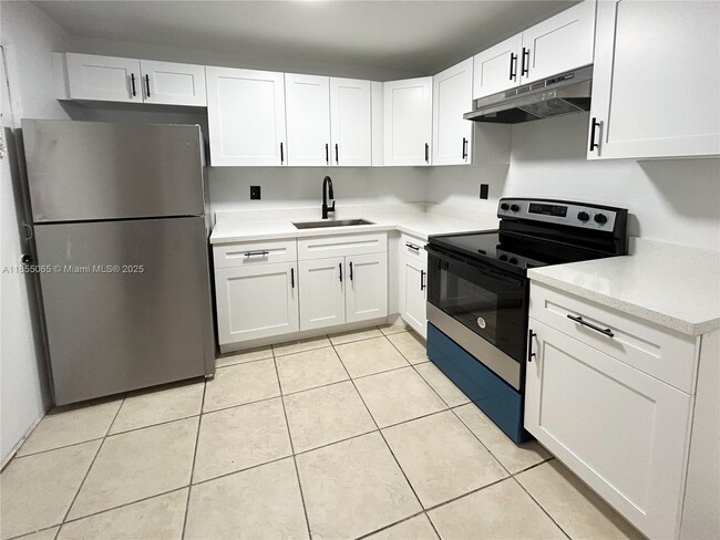 Building Photo - 12215 W Dixie Hwy Unit 106 Rental