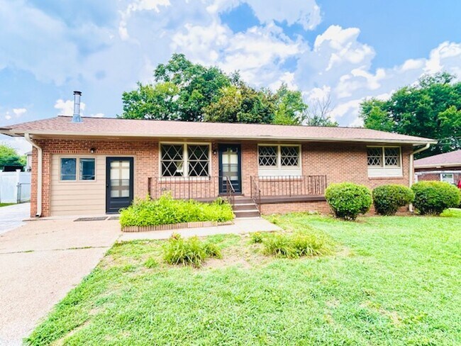 Building Photo - MOVE IN SPECIAL- $300 Off First Month's Rent-MOVE IN READY BRICK HOME!