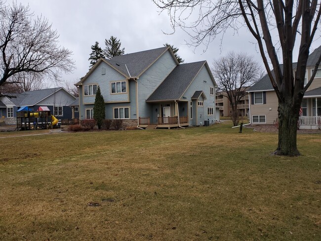 Building Photo - STUNNING, 5 BEDROOM AND 5 BATH TWIN HOME F...