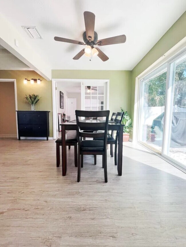 Comedor - 1078 58th Ave S