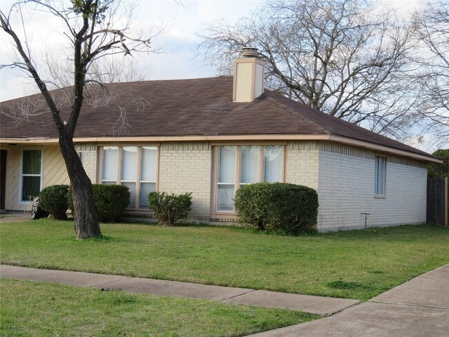 Building Photo - 16310 Meadowbrook Farm Rd