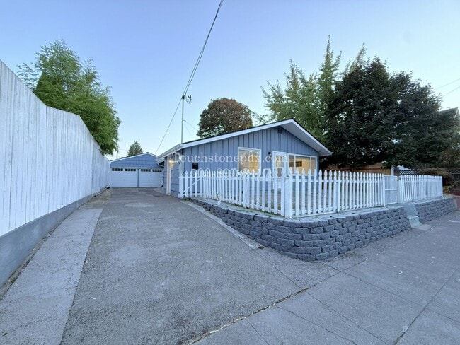 Photo - 535 NE Webster St