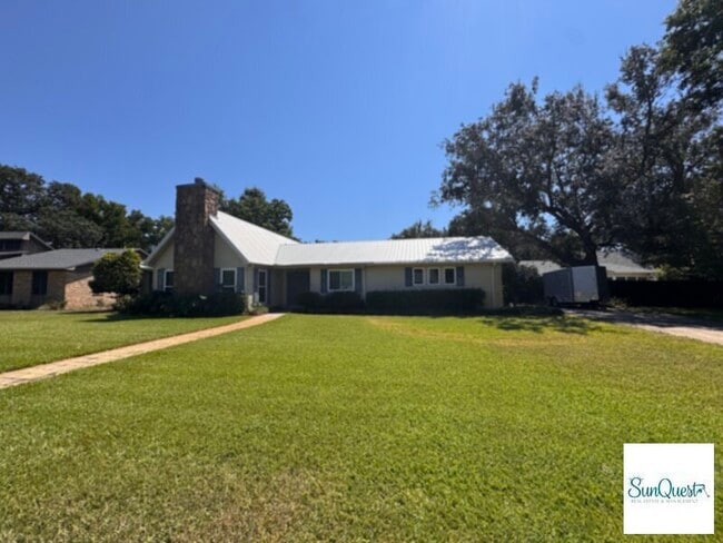 Building Photo - Beautifully updated 3 bedroom, pool home z...