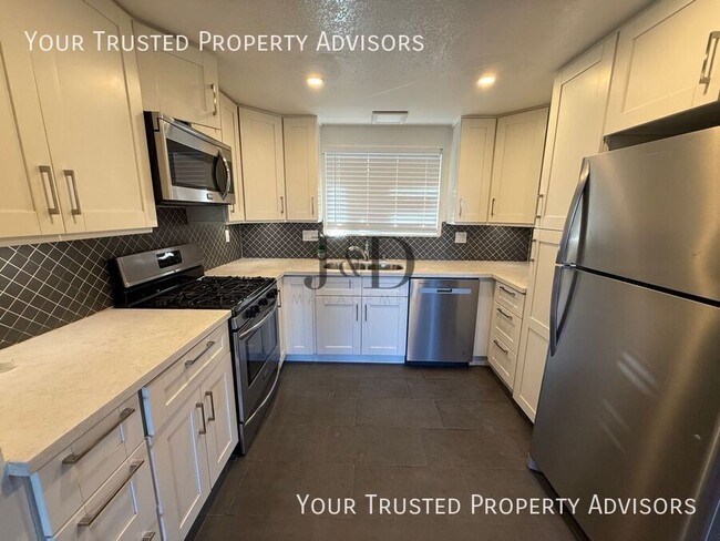 Building Photo - 526 S Tulip St Unit 2