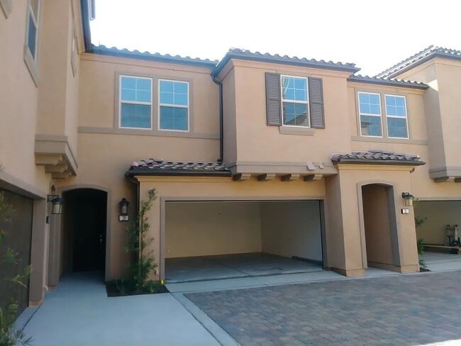 Building Photo - 21 Prominence Rental
