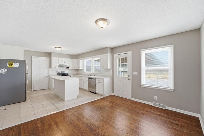 Photo - 20103 S State Rte 291