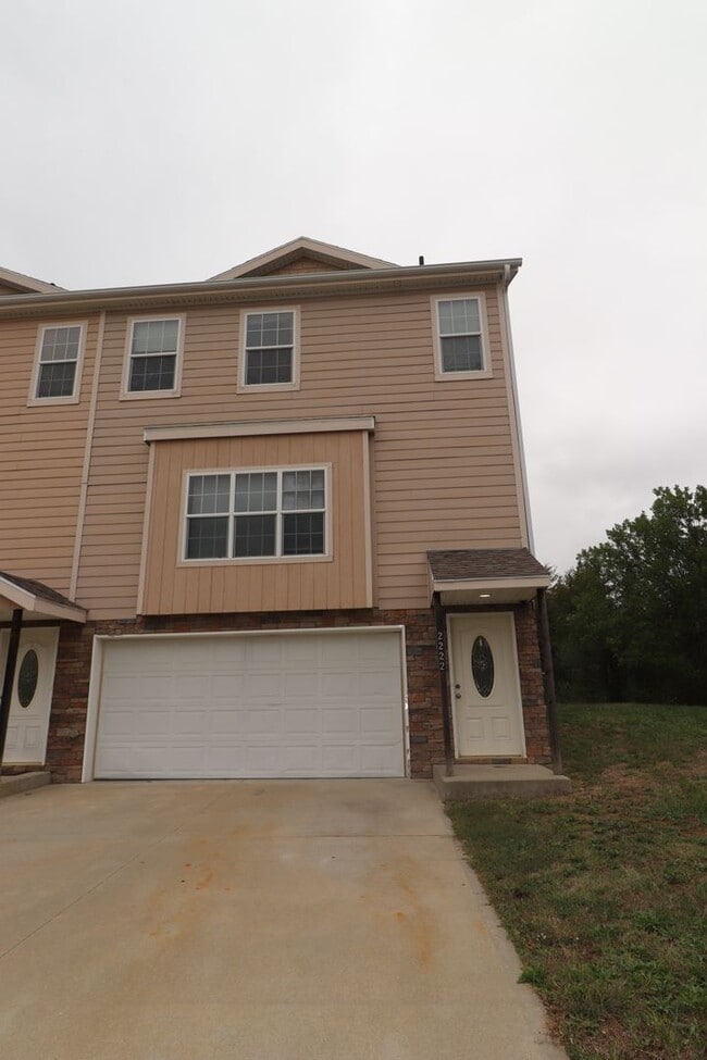 Building Photo - Spacious Town House for Rent