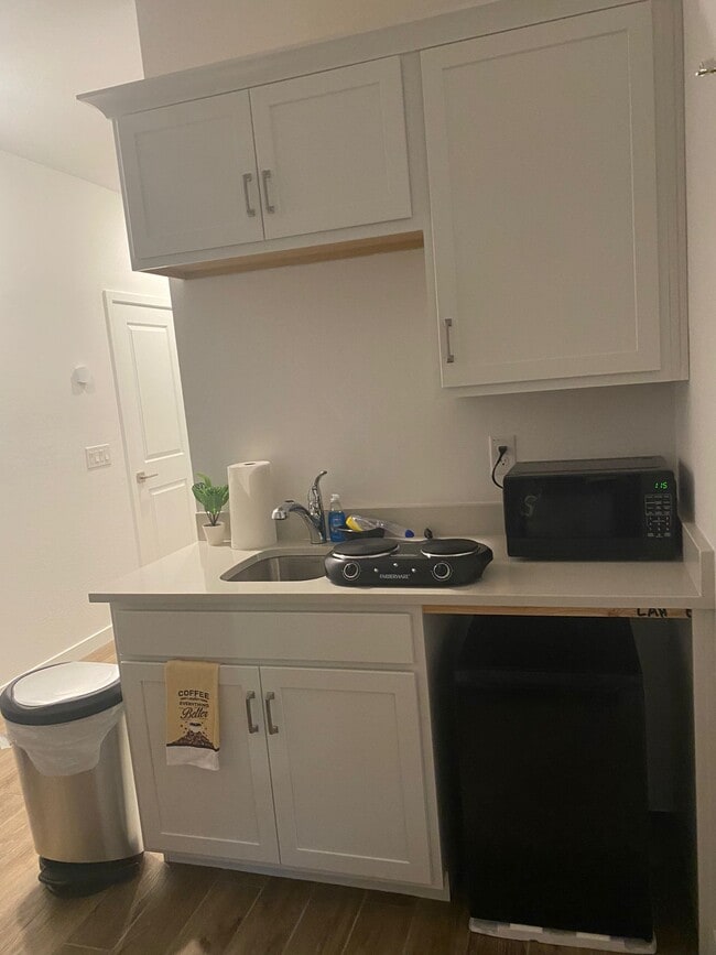 Building Photo - 17439 W Fulton St Unit 1 Rental