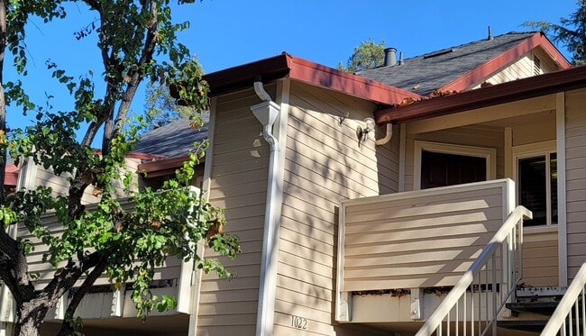 Building Photo - 1022 Cedar Gables Dr Unit NA