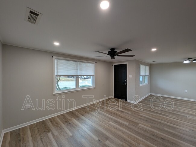 Photo - 2984A Smith St