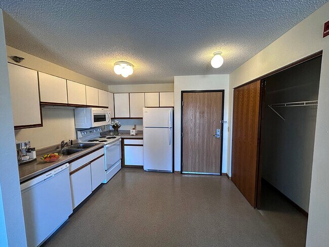 Spacious Kitchen with Large Closet - Pointe West