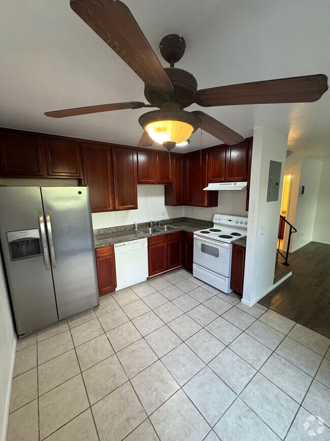 Building Photo - Spacious 2 Bedroom, 1.5 Bath Two-Story Tow... Rental